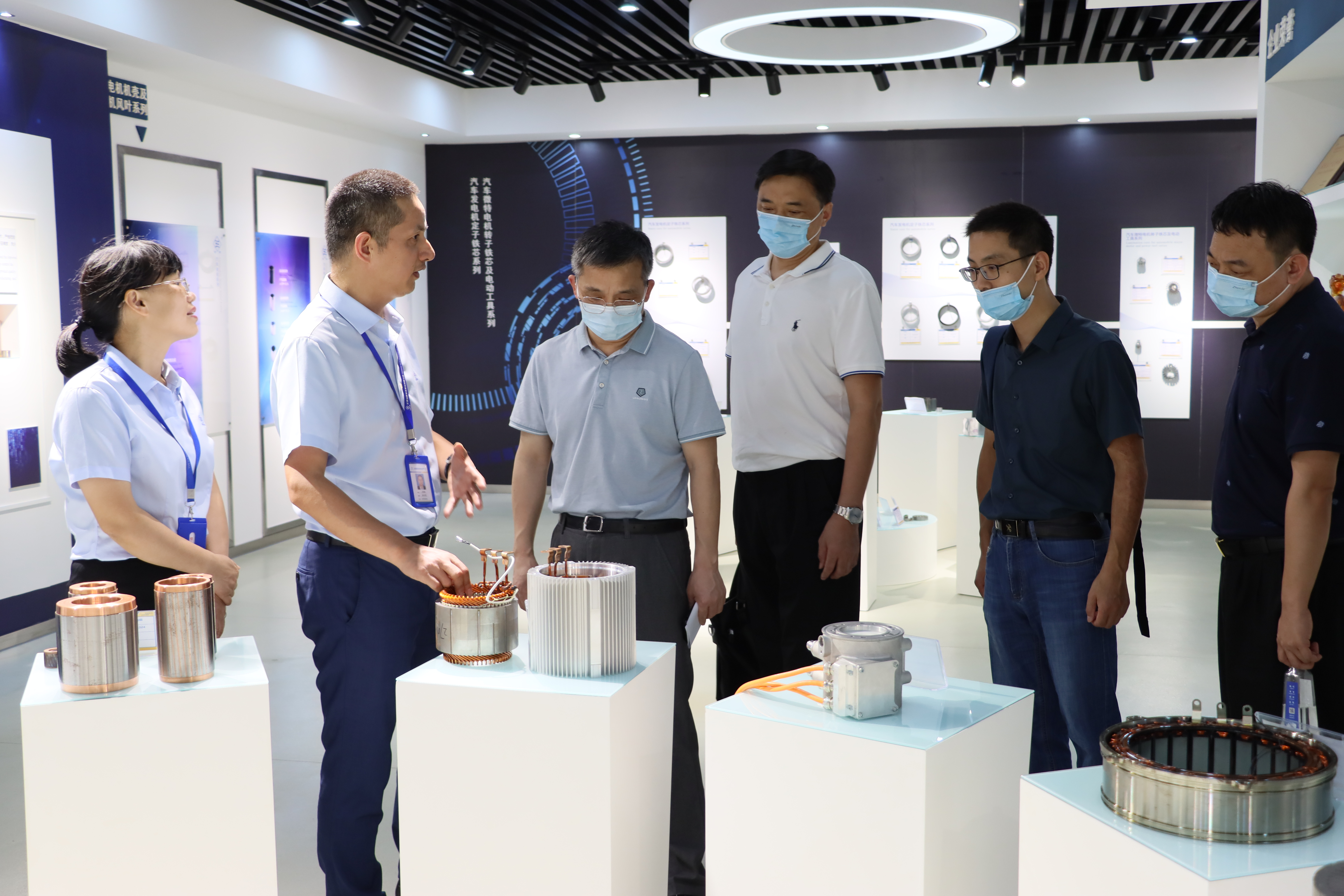 尊龙凯时人生就是博副总经理李海强为杭州海关统计分析处处长陆海生一行介绍公司生产经营情况